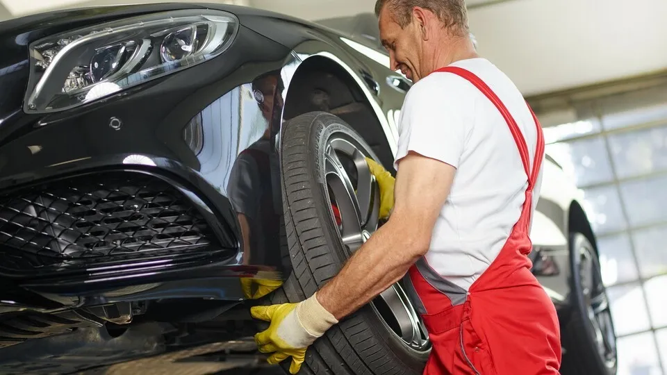 Mechaniker zieht Reifen auf